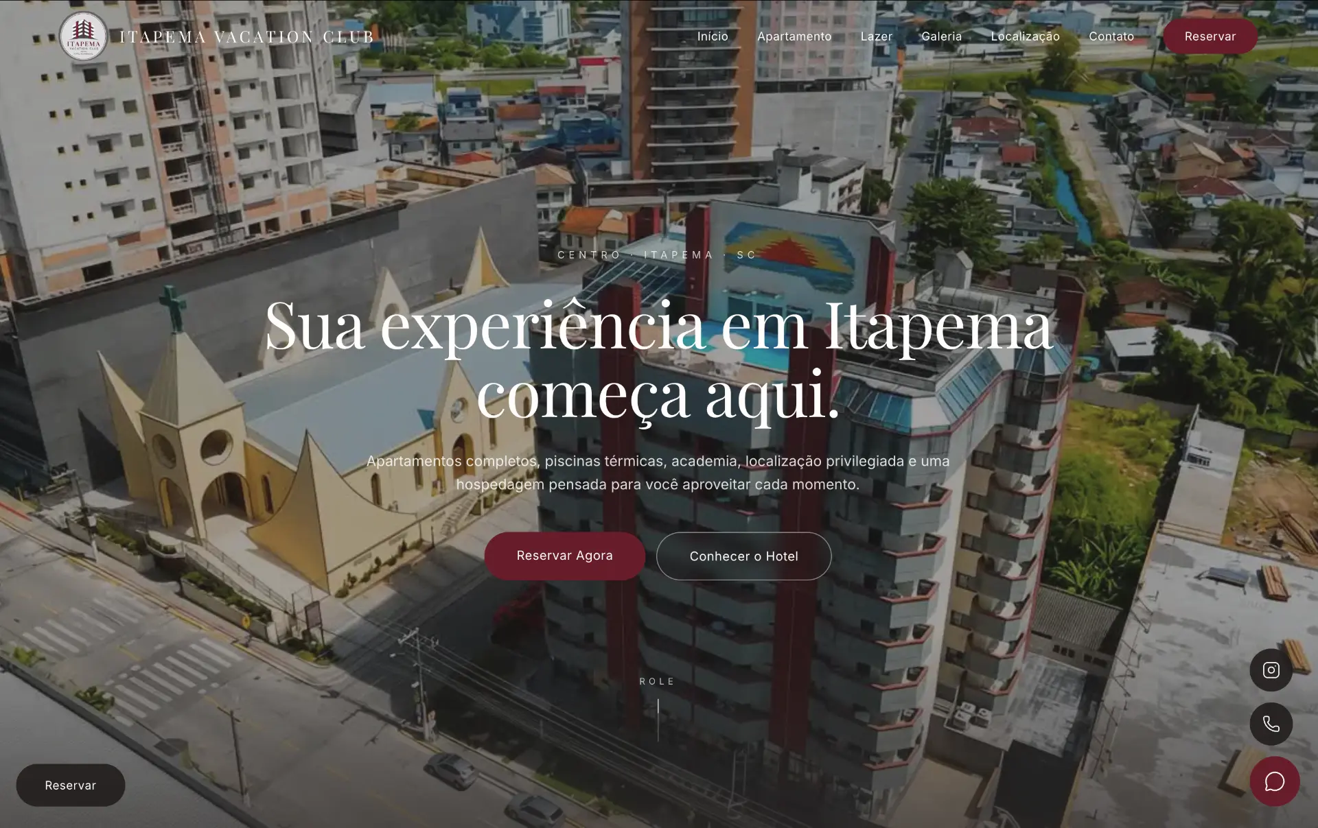 Fachada de hotel residencial iluminada no fim de tarde